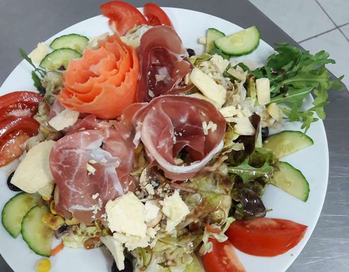 Salata Italia mit Prosciutto Crudo